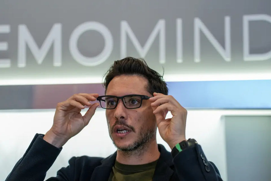 Trình diễn teleprompter MemoMind tại CES 2026